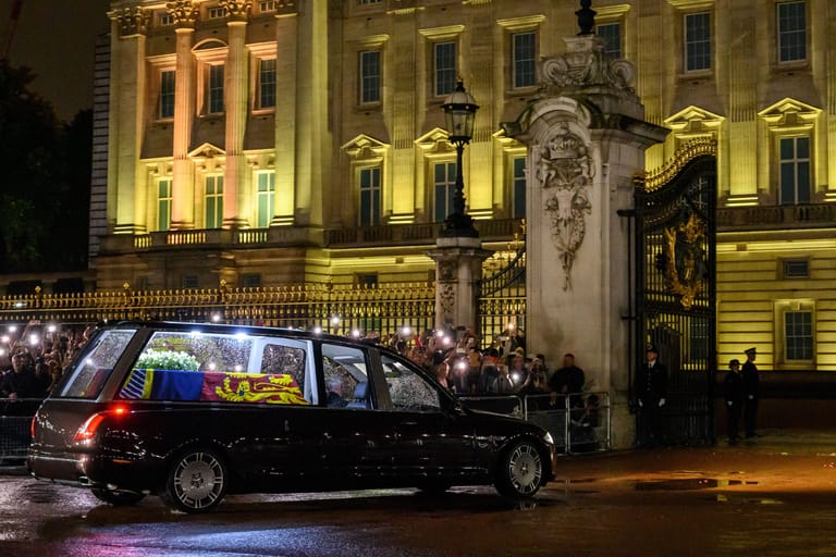 Der Sarg der Queen: Am Mittwoch wird der Leichnam von Elizabeth II. bei einem Trauerzug durch London begleitet.