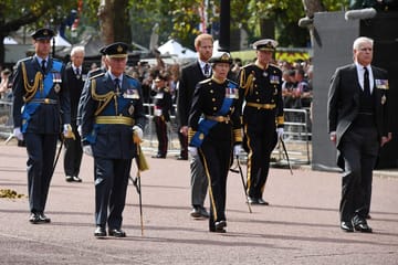 Andrew i Harry są w garniturach, a reszta rodziny królewskiej w wojskowych mundurach.
