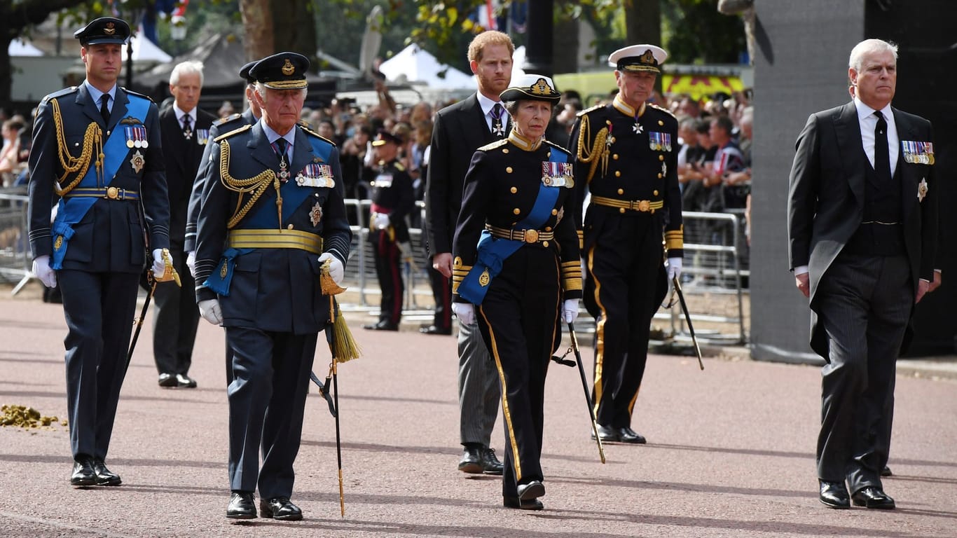 Andrew und Harry im Anzug, der Rest der Royal Family in militärischer Kluft.