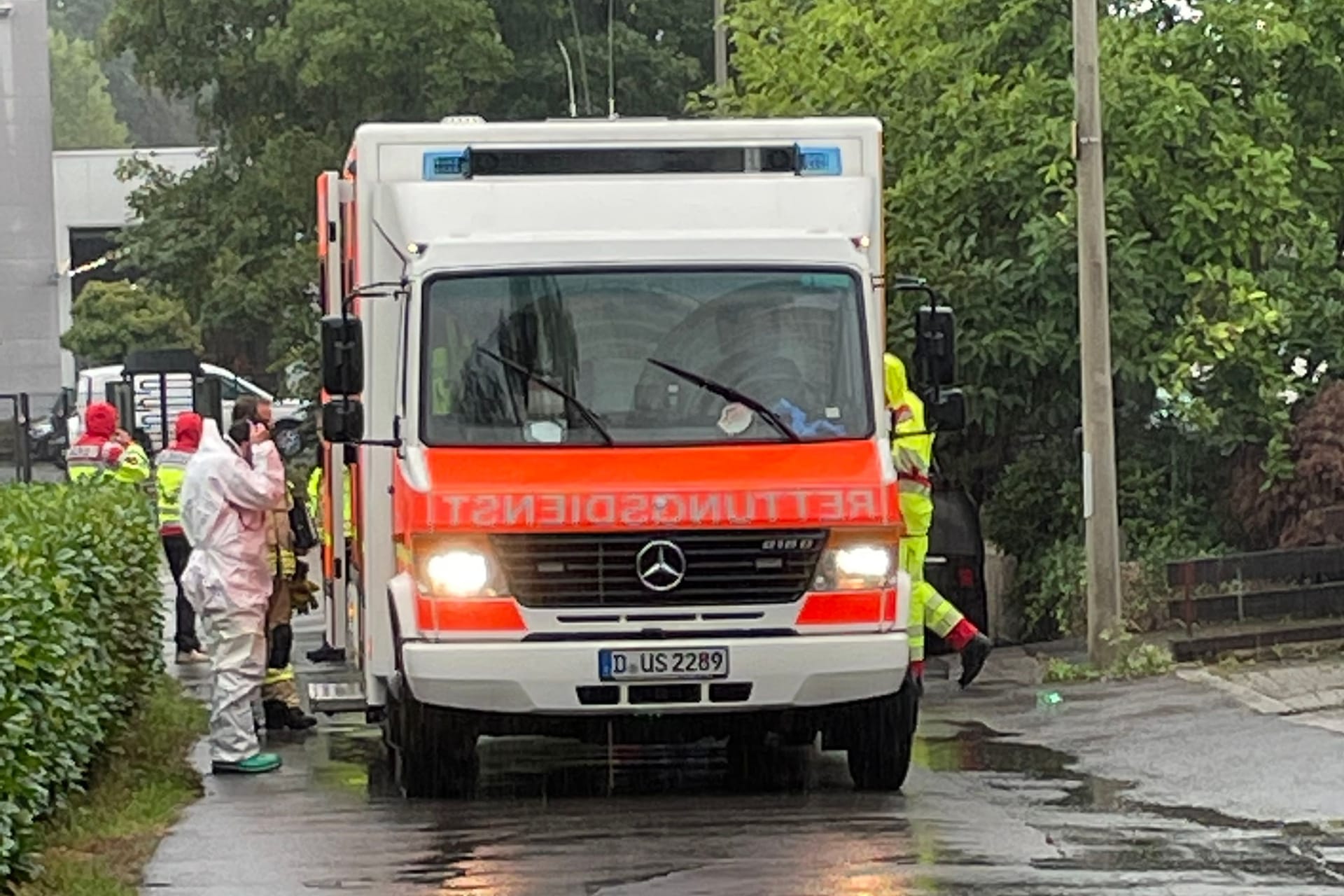 Der Rettungswagen für Patienten mit hochinfektiösen Erkrankungen: Von Menden wurde der Mann nach Düsseldorf transportiert.