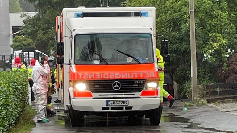 Der Rettungswagen für Patienten mit hochinfektiösen Erkrankungen: Von Menden wurde der Mann nach Düsseldorf transportiert.