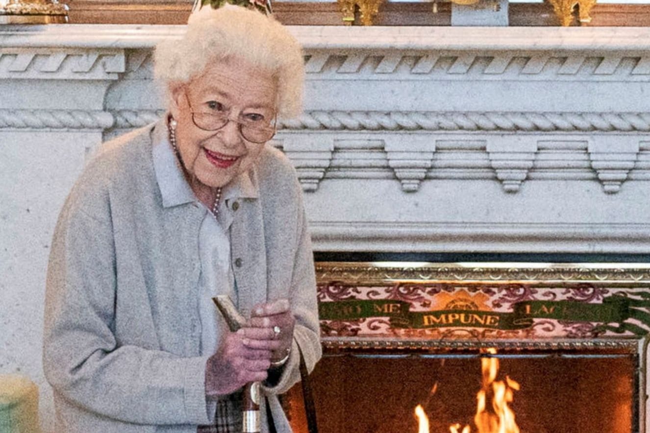 Queen Elizabeth II.: Am Dienstag noch empfing sie Liz Truss auf Schloss Balmoral. Ins Auge stach da ein Fleck auf ihrer Hand.
