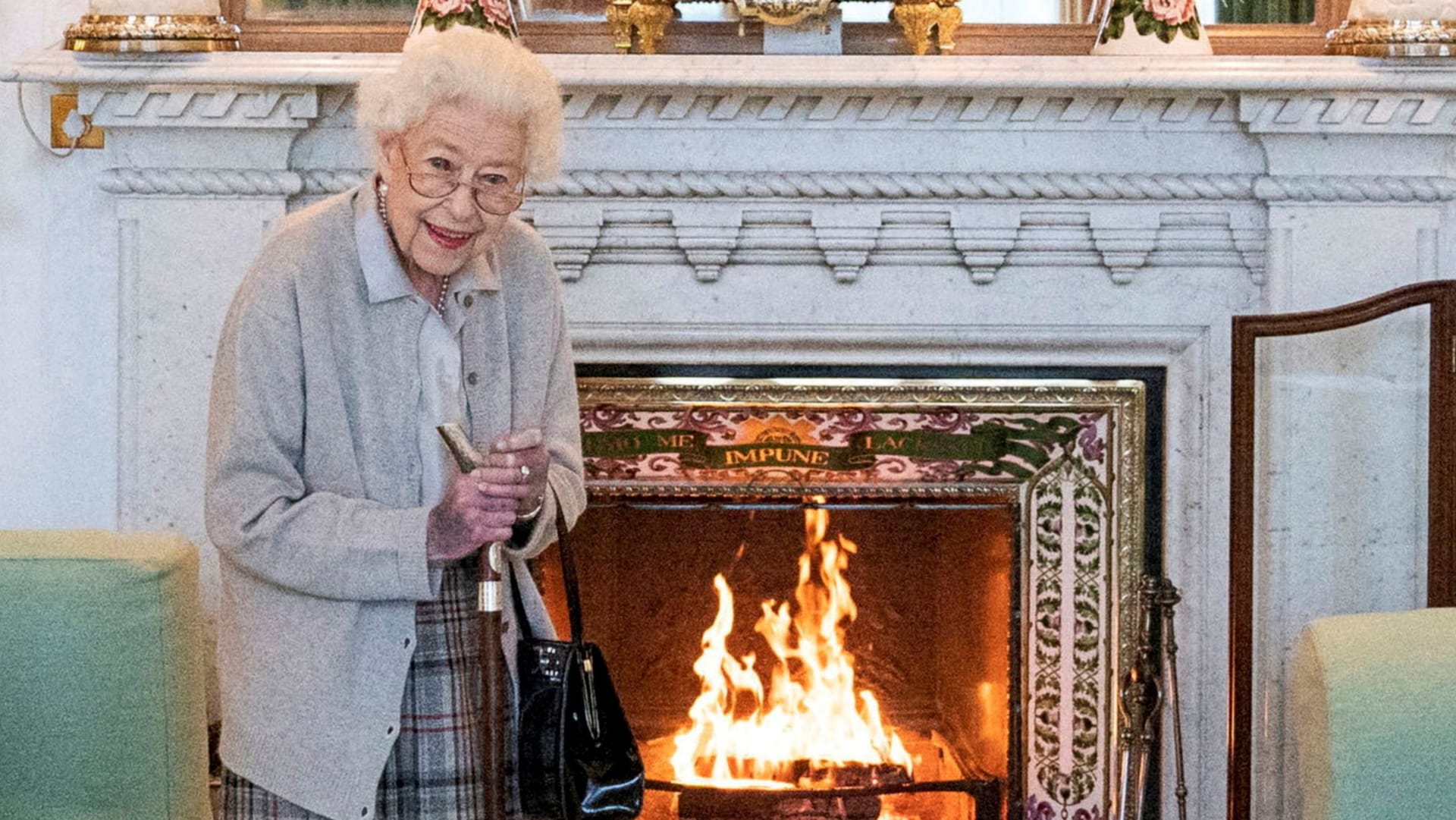 Queen Elizabeth II.: Am Dienstag noch empfing sie Liz Truss auf Schloss Balmoral. Ins Auge stach da ein Fleck auf ihrer Hand.