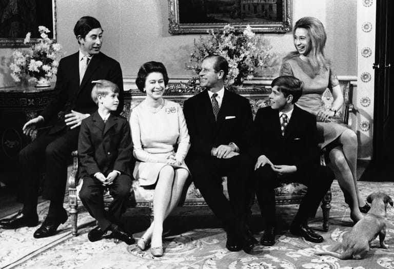 Stolze Eltern: Anlässlich ihrer silbernen Hochzeit posieren Königin Elizabeth II. und Prinz Philip im Jahr 1972 mit ihren vier Kindern Charles, Edward, Andrew und Anne.