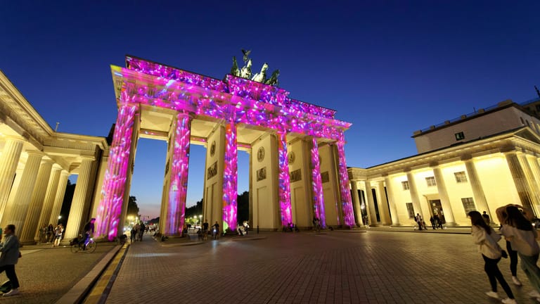 Es werde Licht: Beim "Festival of Lights" verwandeln sich Berliner Sehenswürdigkeiten jedes Jahr in kunstvolle Lichtinstallationen.