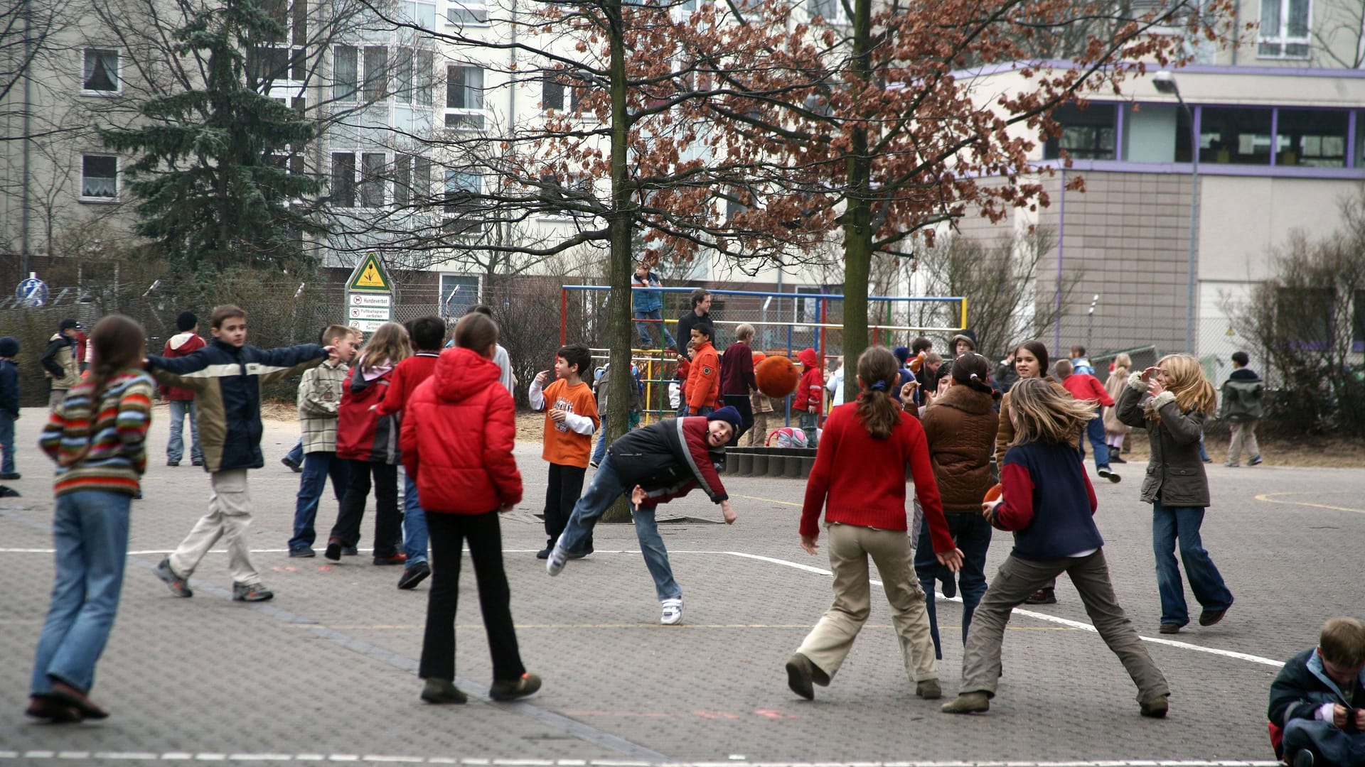 Kinder spielen auf einem Schulhof (Symbolbild): In der Pause fanden sie den Hundekopf.
