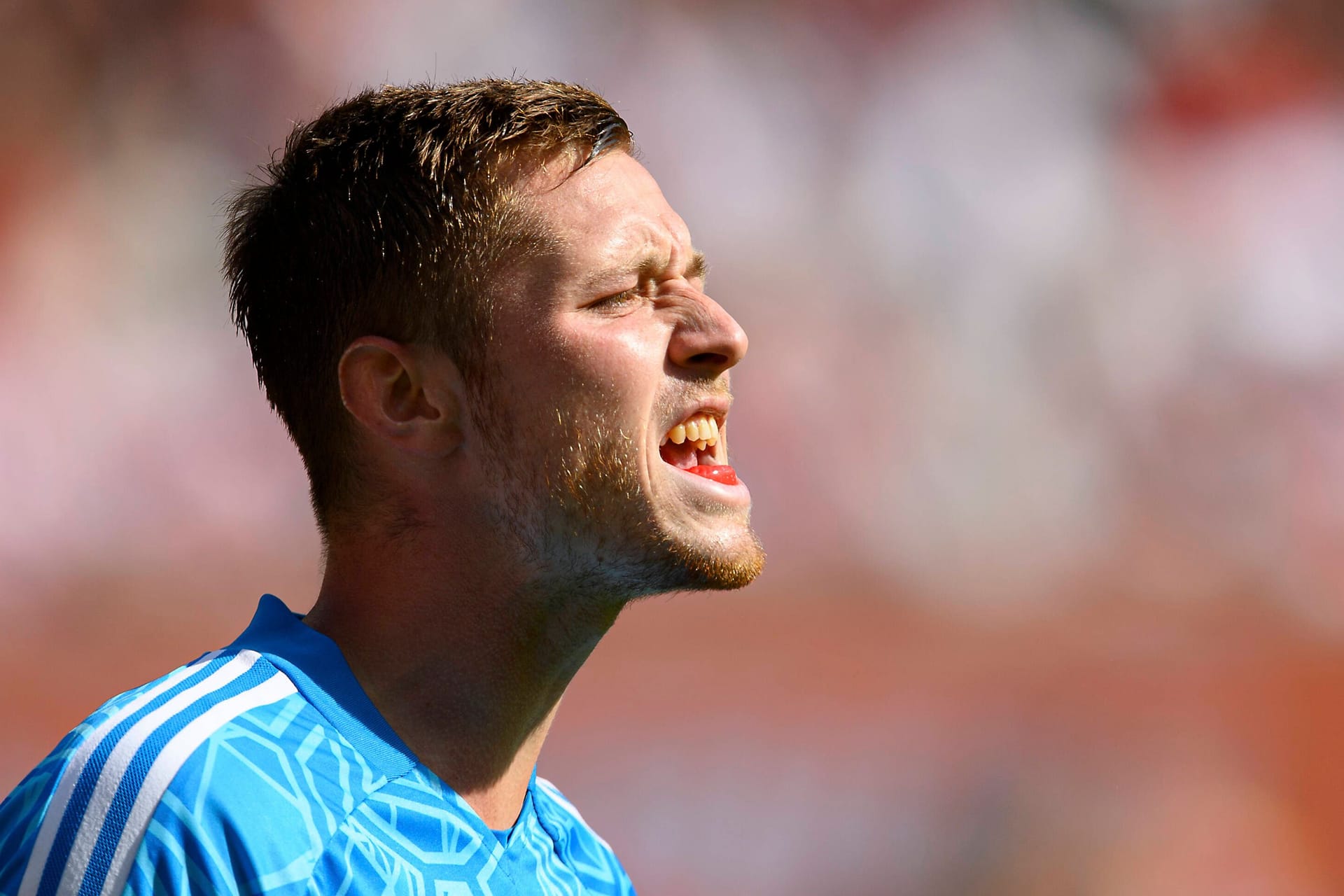 Lennart Grill, Torhüter des 1. FC Union Berlin, gibt seinen Vorderleuten lautstark Anweisungen.