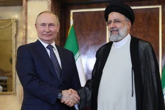 Wladimir Putin und Ebrahim Raisi im Juli: "Unsere Beziehungen sind nicht gewöhnlich, sondern sie haben eine strategische Natur", sagt der iranische Präsident.