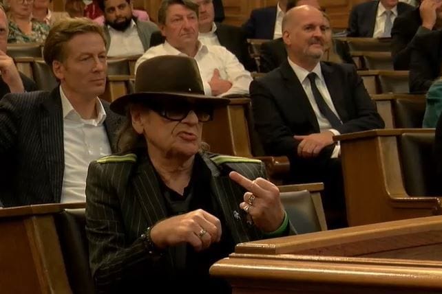 Udo Lindenberg zeigt den Mittelfinger während der Rede von Alexander Wolf.