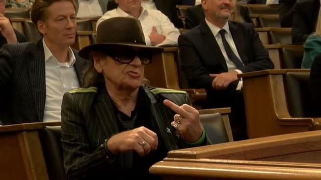 Udo Lindenberg zeigt den Mittelfinger während der Rede von Alexander Wolf.