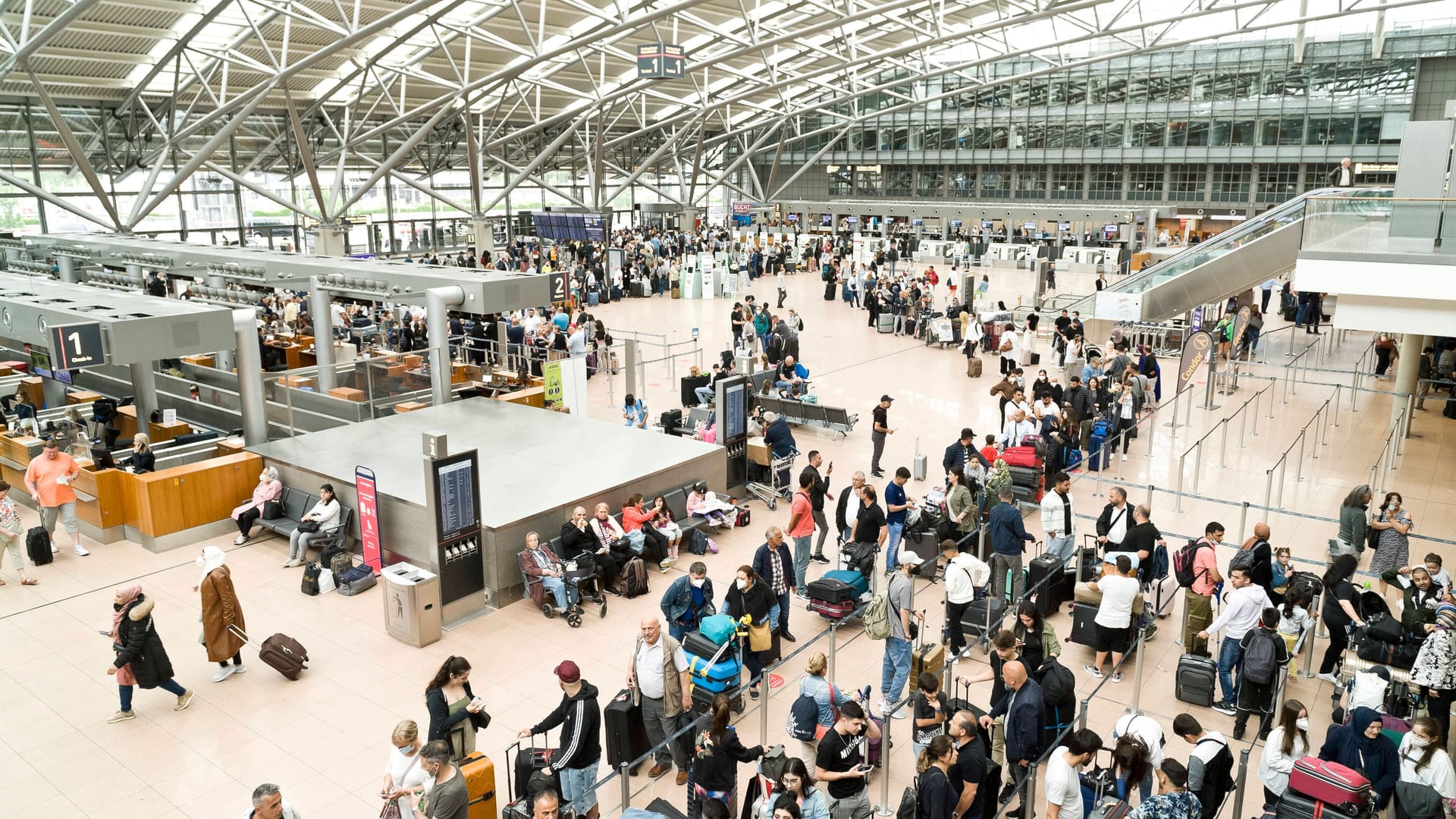 Warteschlange im Hamburger Flughafen (Symbolbild): 20 Flüge fallen in der Hansestadt aus.