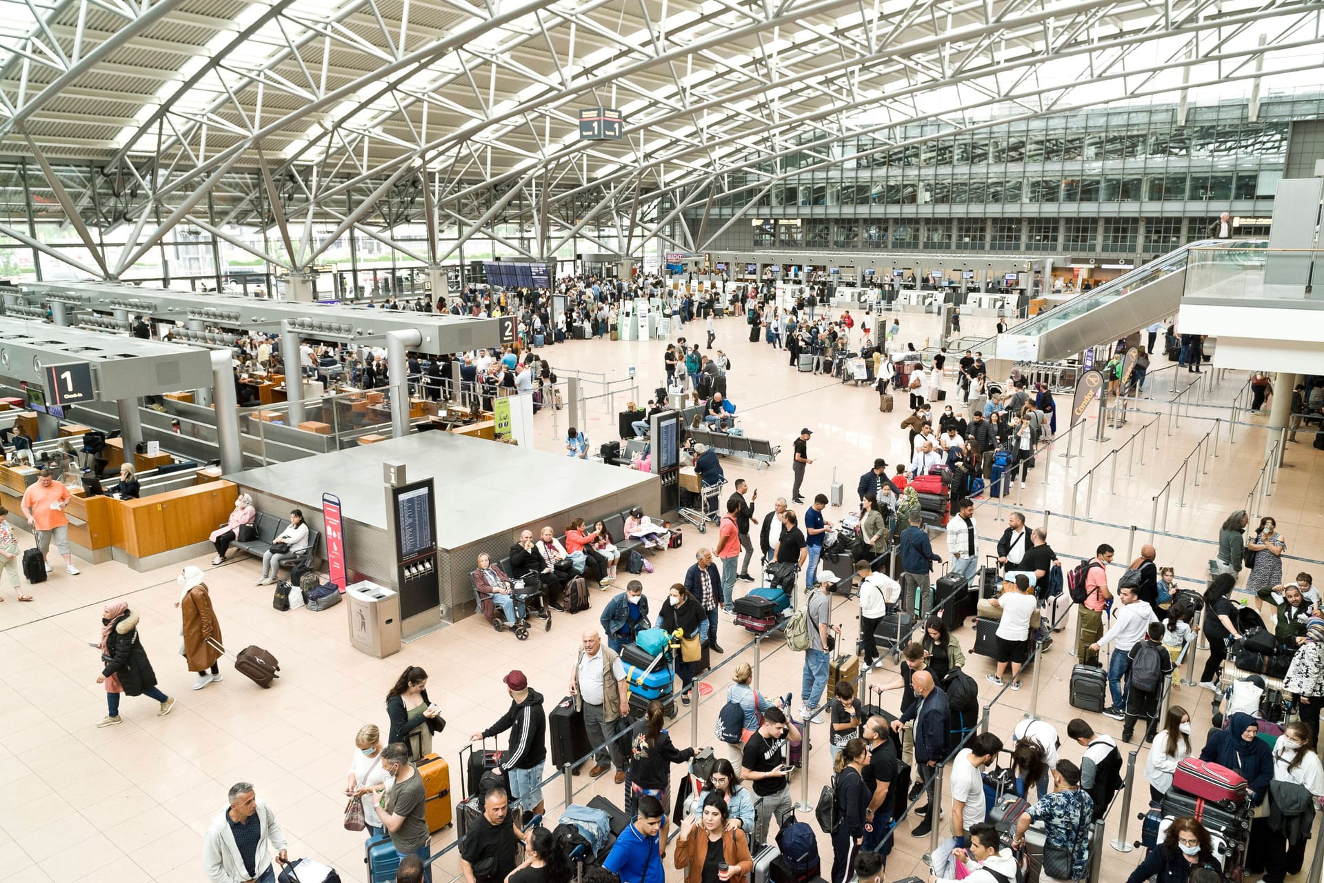 Warteschlange im Hamburger Flughafen (Symbolbild): 20 Flüge fallen in der Hansestadt aus.