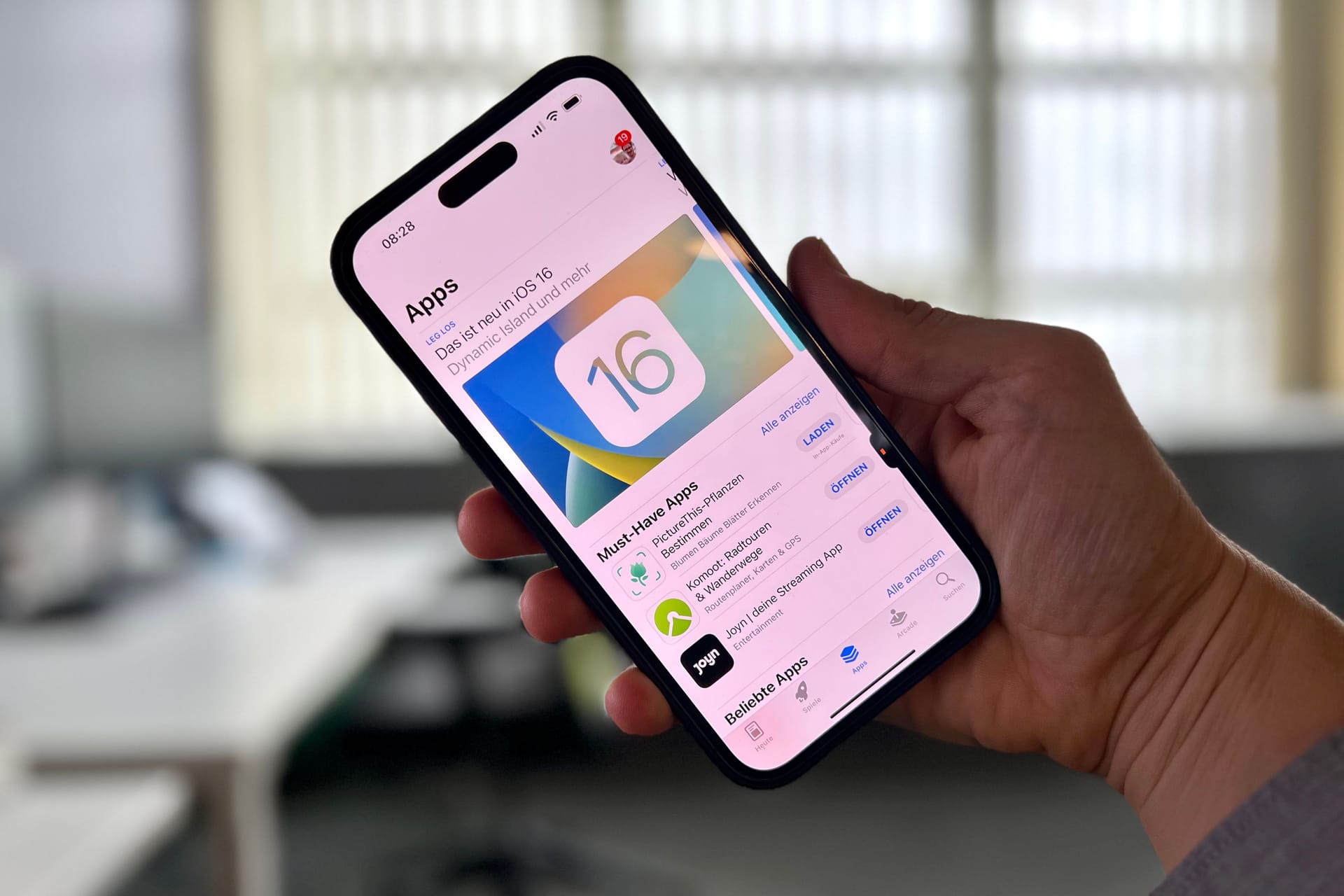 Apples App Store auf einem iPhone: Apple will die Preise für Bezahlapps offenbar spürbar anziehen.