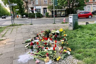 Blumen liegen an der Kreuzung Maximilianstraße Ecke Mühlenstraße in Pankow (Archivbild): Dort kam es zu der schrecklichen Tat.