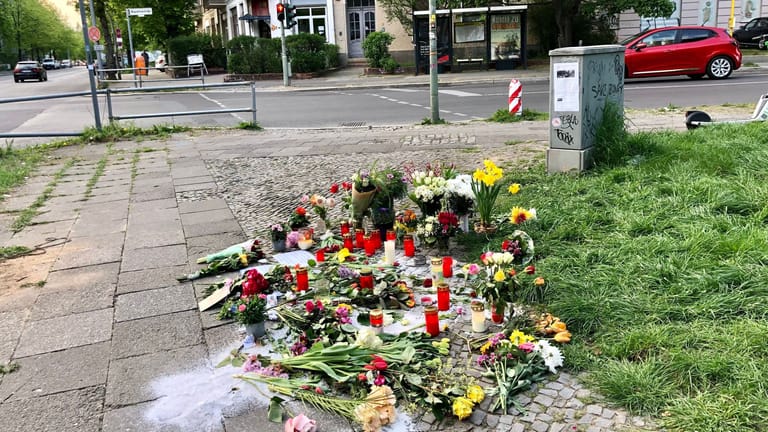 Blumen liegen an der Kreuzung Maximilianstraße Ecke Mühlenstraße in Pankow (Archivbild): Dort kam es zu der schrecklichen Tat.