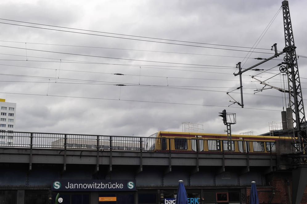 S-Bahnhof Jannowitzbrücke mit einfahrender S-Bahn (Archivbild): Hier kam es am Morgen zu zahlreichen Ausfällen.