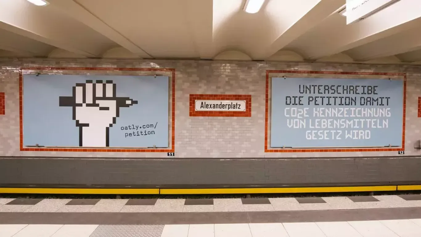 Poster von Oatlys Petitions-Kampagne im Berliner U-Bahnhof Alexanderplatz: Der Vorschlag zur CO2-Kennzeichnung von Lebensmitteln schaffte es in den Petitionsausschuss, wurde dort aber abgelehnt.