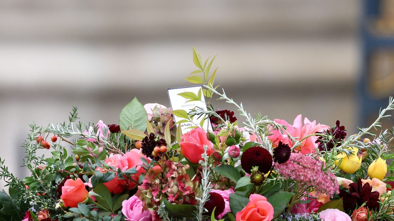 Blumengesteck auf dem Sarg der Queen: Mittendrin findet sich die liebevolle Botschaft des neuen Königs.