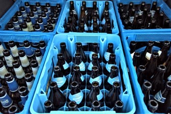 Glasflaschen im Bierkasten: Einige Brauereien müssen bereits auf die Herstellung bestimmter Spezialitäten-Biere verzichten und konzentrieren sich auf ihre Hauptprodukte.