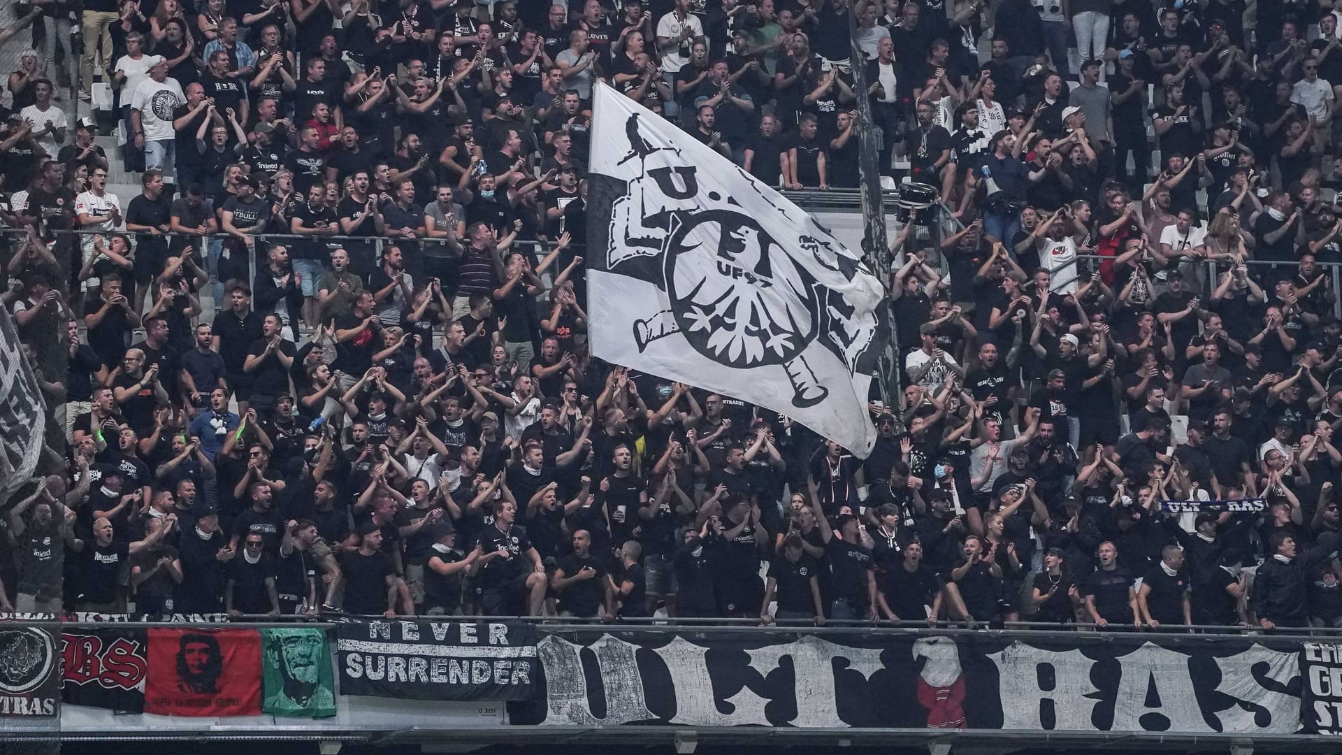 Eintracht-Fans während des Spiels in Marseille: Das Spiel wurde von Ausschreitungen überschattet.