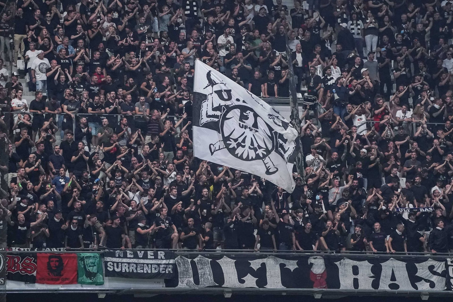 Eintracht-Fans während des Spiels in Marseille: Das Spiel wurde von Ausschreitungen überschattet.