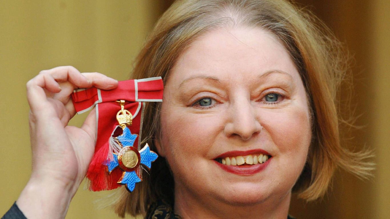 Hilary Mantel: hier präsentiert sie stolz einen Orden, den sie 2006 von der Queen erhalten hat.