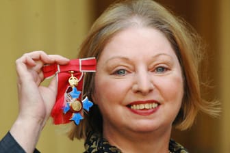 Hilary Mantel: hier präsentiert sie stolz einen Orden, den sie 2006 von der Queen erhalten hat.