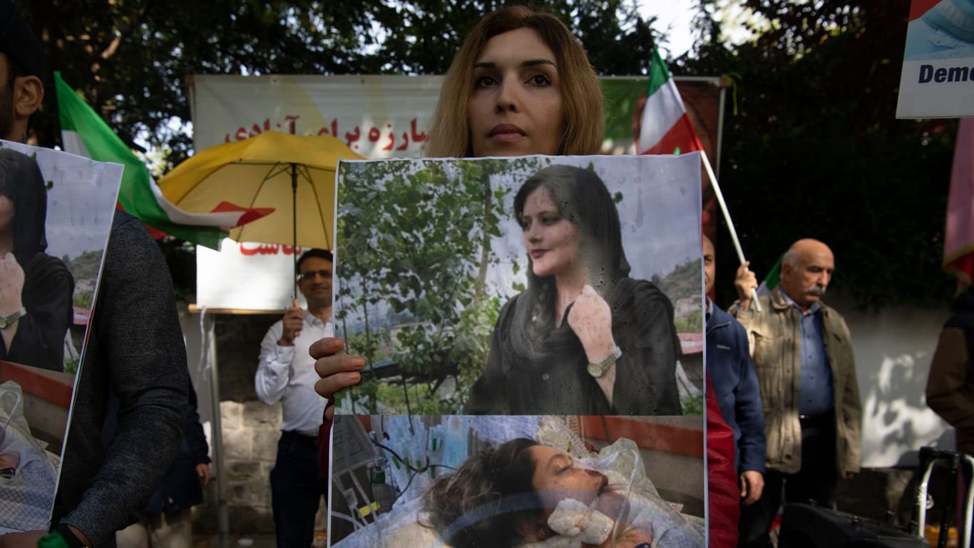 Protest vor der iranischen Botschaft in Berlin