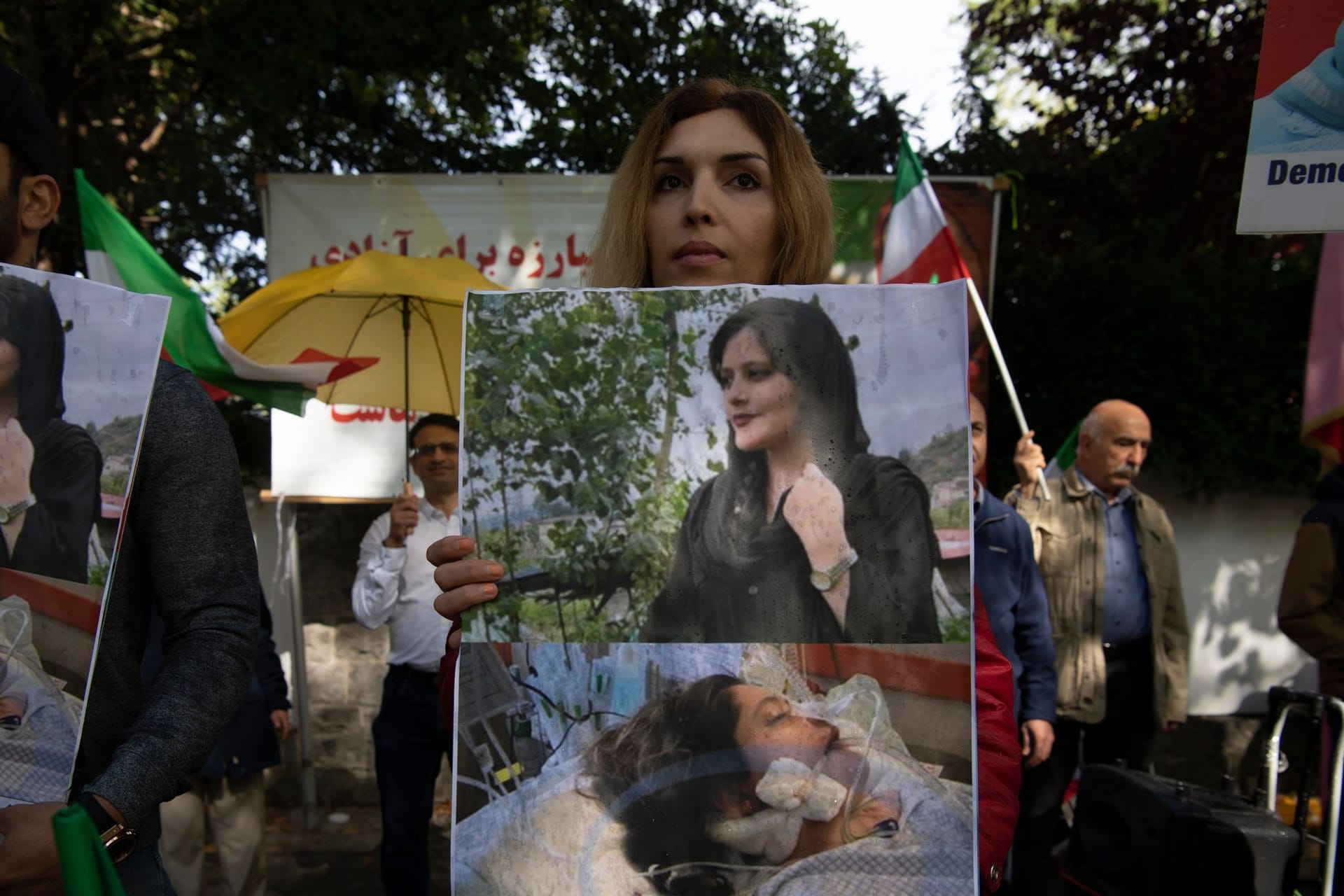 Protest vor der iranischen Botschaft in Berlin