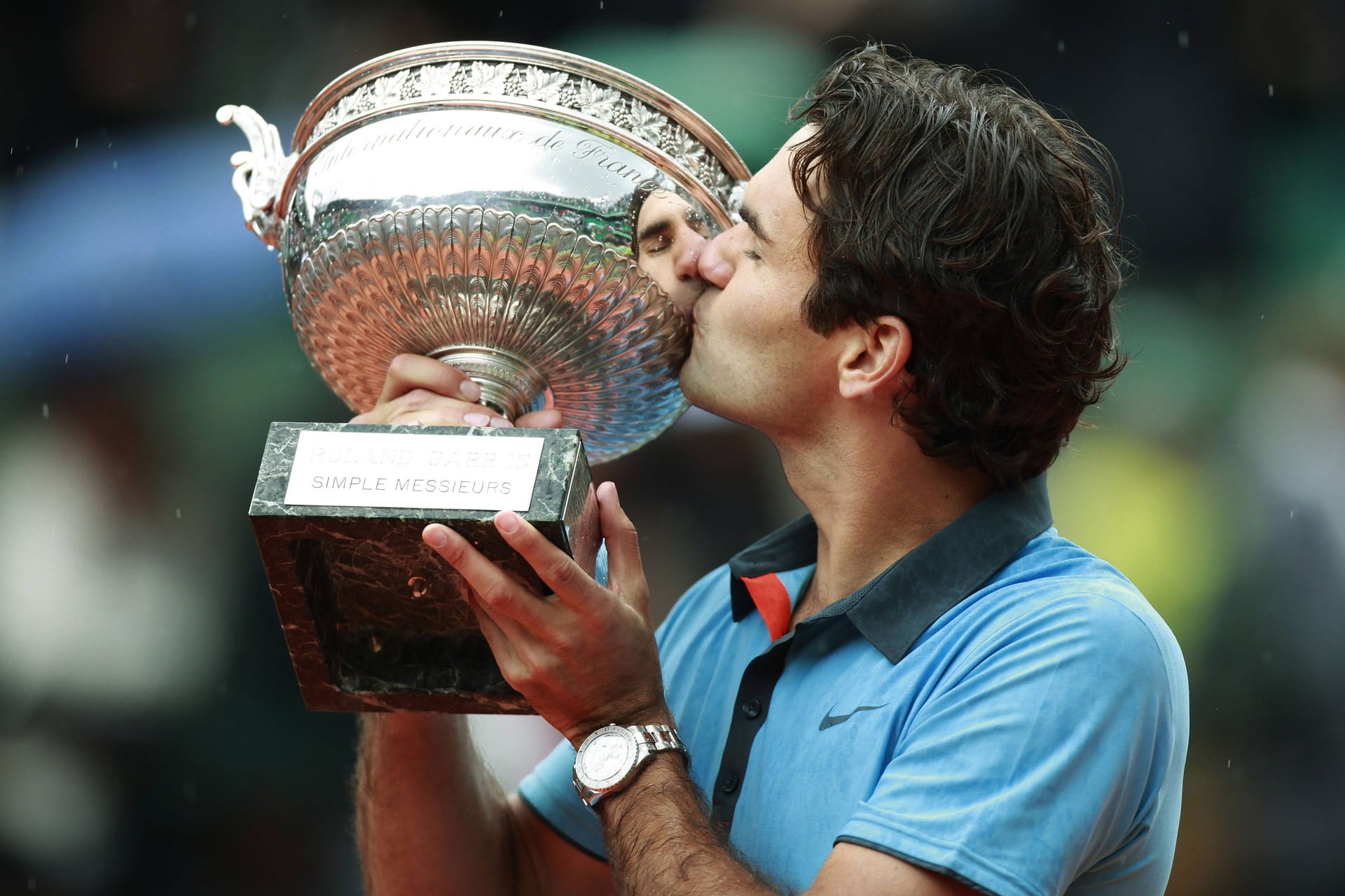 Roland Garros 2009: Nach drei Finalniederlagen in Folge (alle gegen Nadal), schafft es Federer bei den French Open 2009 wieder ins Endspiel. Dort fegt er Nadal-Bezwinger Robin Söderling glatt in drei Sätzen vom Platz und darf erstmals den "Coupe des Mousquetaires" küssen – der letzte noch fehlende Grand-Slam-Titel in seiner Sammlung. Mit seinem insgesamt 14. Grand-Slam-Titel stellt er zudem den Rekord von Pete Sampras ein.