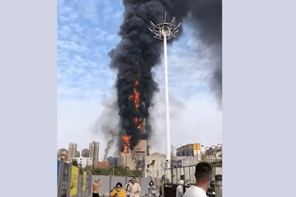 Brennender Wolkenkratzer in Changsha: Aus Dutzenden Etagen kommen die Flammen.