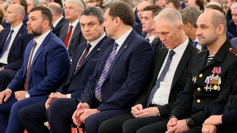 Viele blasse Gesicht, höflicher Applaus: Das Publikum, während der Verkündung der Annexionen im Kreml.