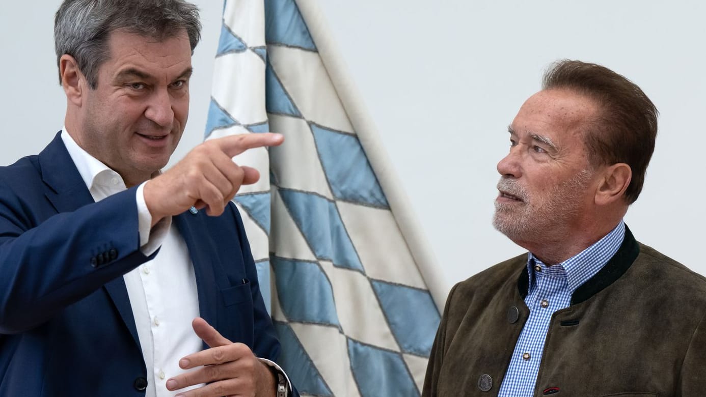 Markus Söder (CSU), Ministerpräsident von Bayern, empfängt Arnold Schwarzenegger, Schauspieler und ehemaliger Gouverneur von Kalifornien.