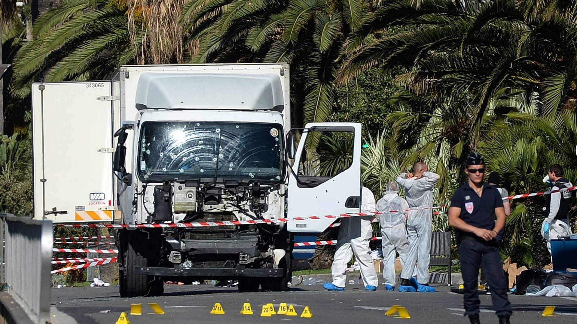 Polizisten stehen um den Lastwagen (Archivbild): Damit raste der Attentäter beim Anschlag am Nationalfeiertag in Nizza mit einem LKW in eine Menschenmenge an der Strandpromenade. Polizisten stehen um den Lastwagen (Archivbild): Damit raste der Attentäter beim Anschlag am Nationalfeiertag in Nizza mit einem LKW in eine Menschenmenge an der Strandpromenade.