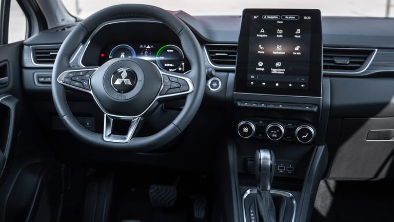 Display im Hochformat: Das Cockpit übernimmt der ASX bis auf das Logo auf dem Lenkrad vom Renault Captur.