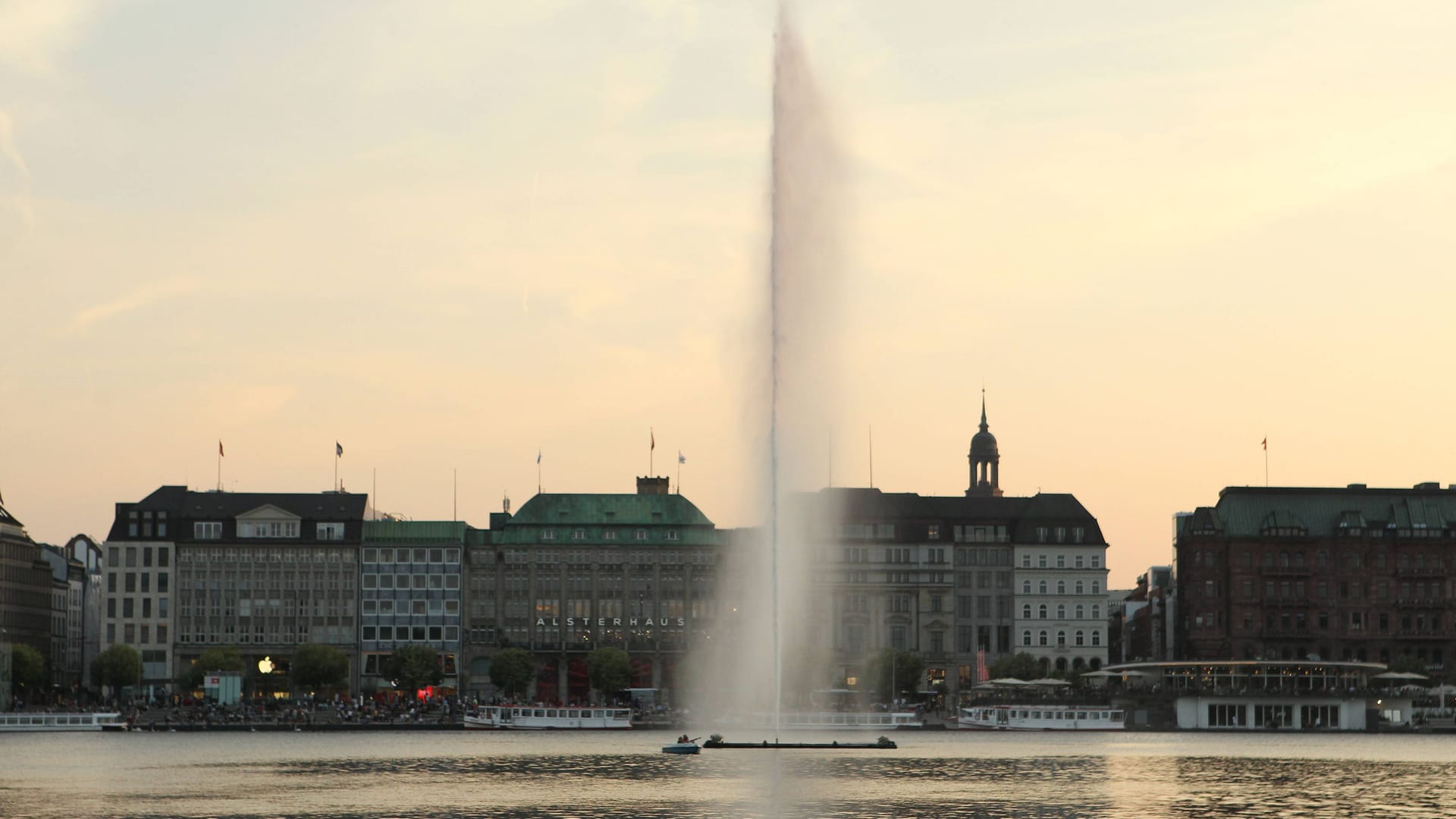 Die Alsterfontäne auf der Hamburger Binnenalster: Sie ist eines der Wahrzeichen der Stadt.