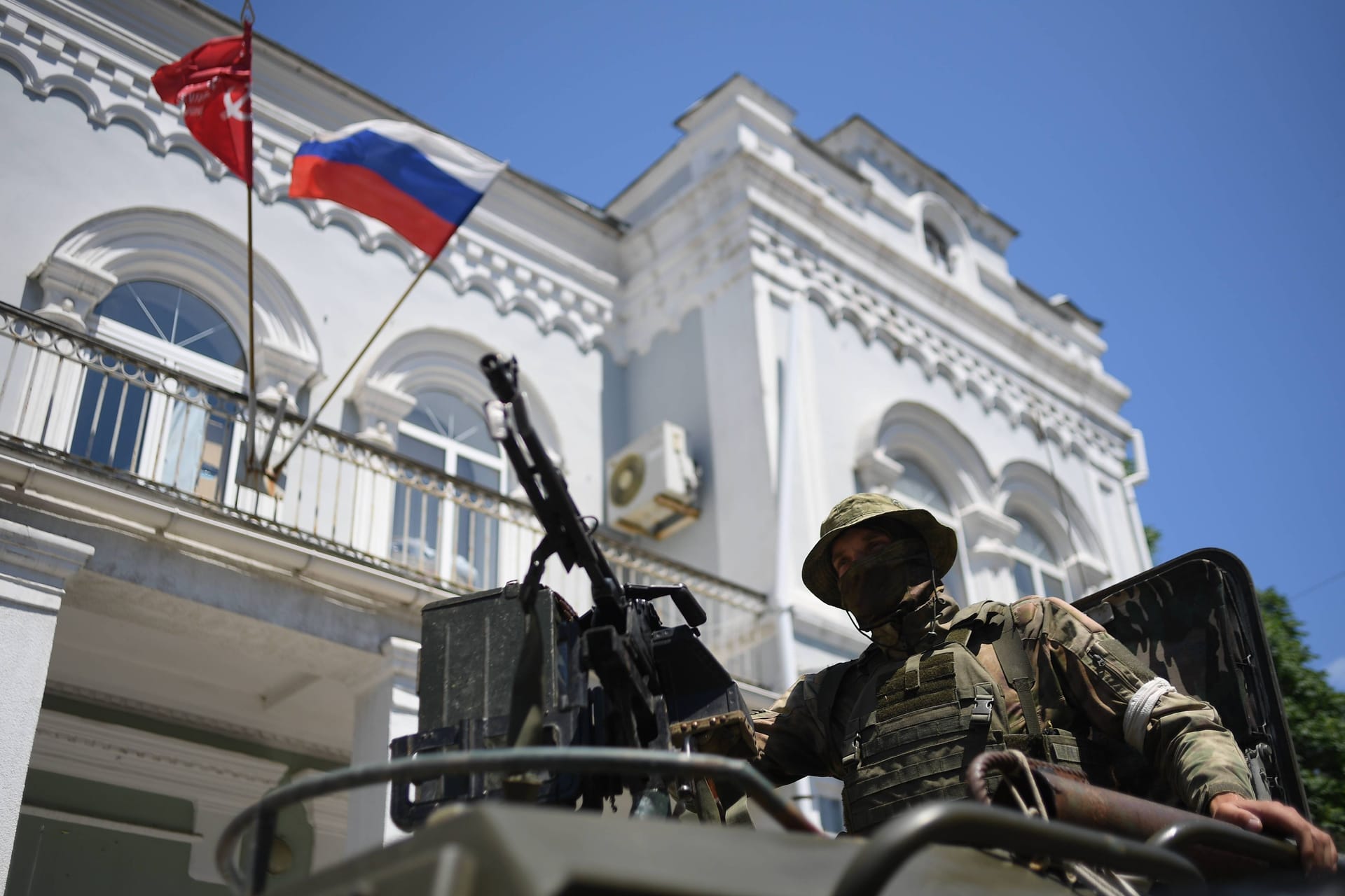 Ein russischer Soldat in der Innenstadt von Berdjansk: In der südukrainischen Hafenstadt hat es einen Anschlag auf einen ukrainischen Kollaborateur gegeben.