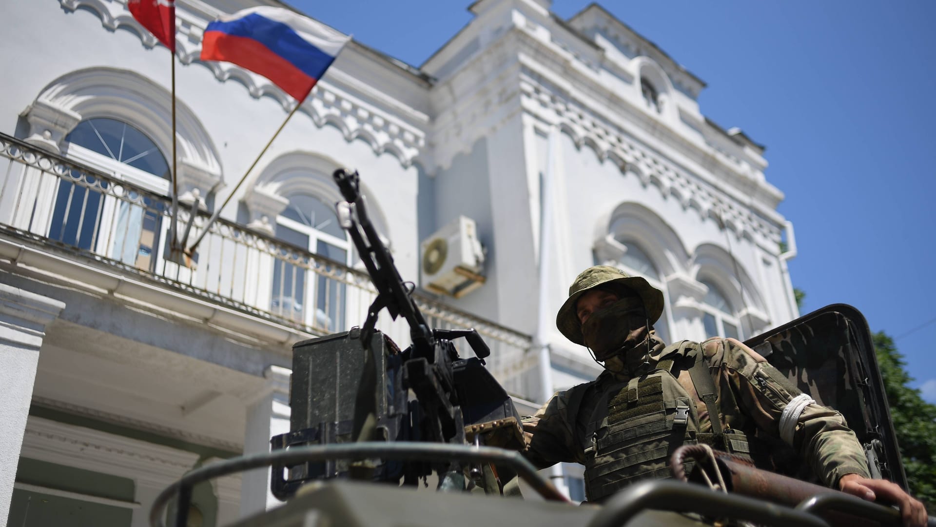 Ein russischer Soldat in der Innenstadt von Berdjansk: In der südukrainischen Hafenstadt hat es einen Anschlag auf einen ukrainischen Kollaborateur gegeben.