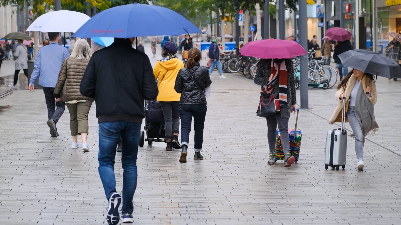Verregnete Innenstadt in Düsseldorf: In einigen Teilen Deutschlands wird Regen erwartet.