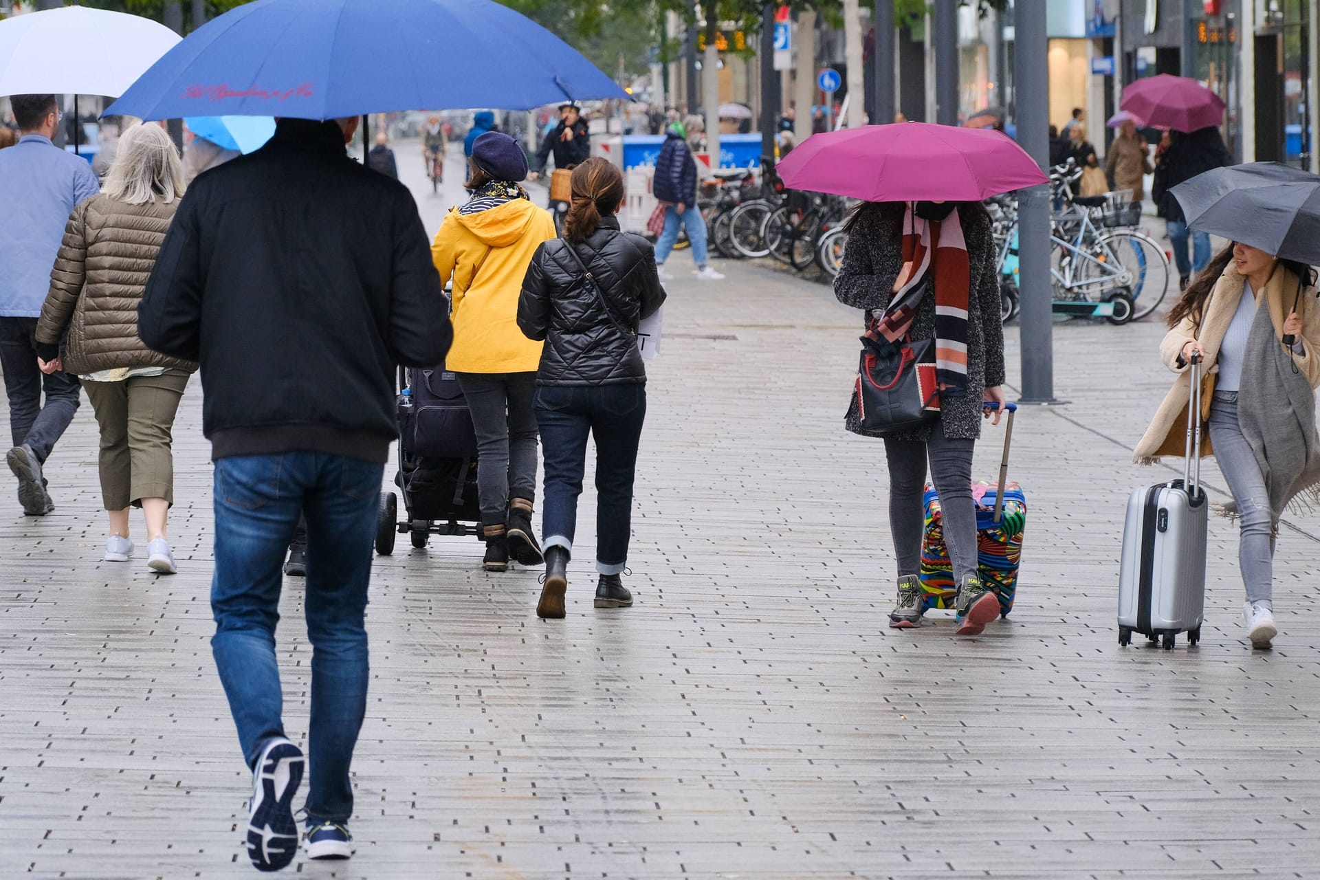 Verregnete Innenstadt in Düsseldorf: In einigen Teilen Deutschlands wird Regen erwartet.