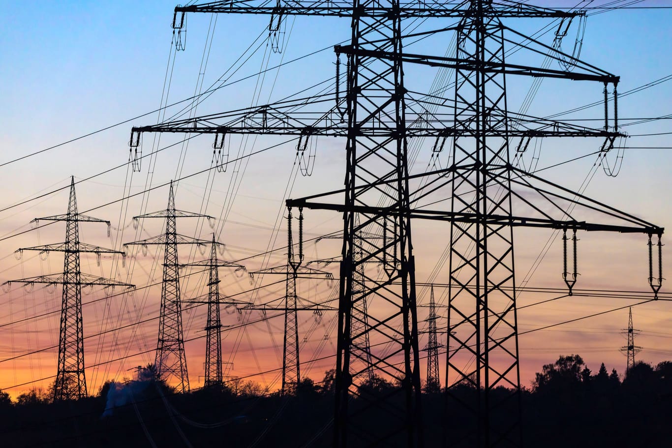 Strommasten im Abendlicht: Die Preise für Energie fallen wieder.