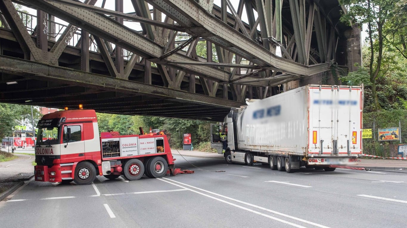 Gegen den Fahrer wird mutmaßlich ein Verwarngeld erhoben, erklärte ein Polizeisprecher. Die Summe werde aber um ein Vielfaches kleiner sein, als der Schaden, der an dem Lkw-Auflieger entstanden ist. (red)