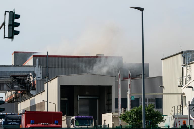 Rauch über dem BSR-Gelände in Britz: Der Einsatz könnte nach Einschätzung der Feuerwehr Stunden dauern.