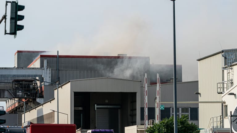 Rauch über dem BSR-Gelände in Britz: Der Einsatz könnte nach Einschätzung der Feuerwehr Stunden dauern.