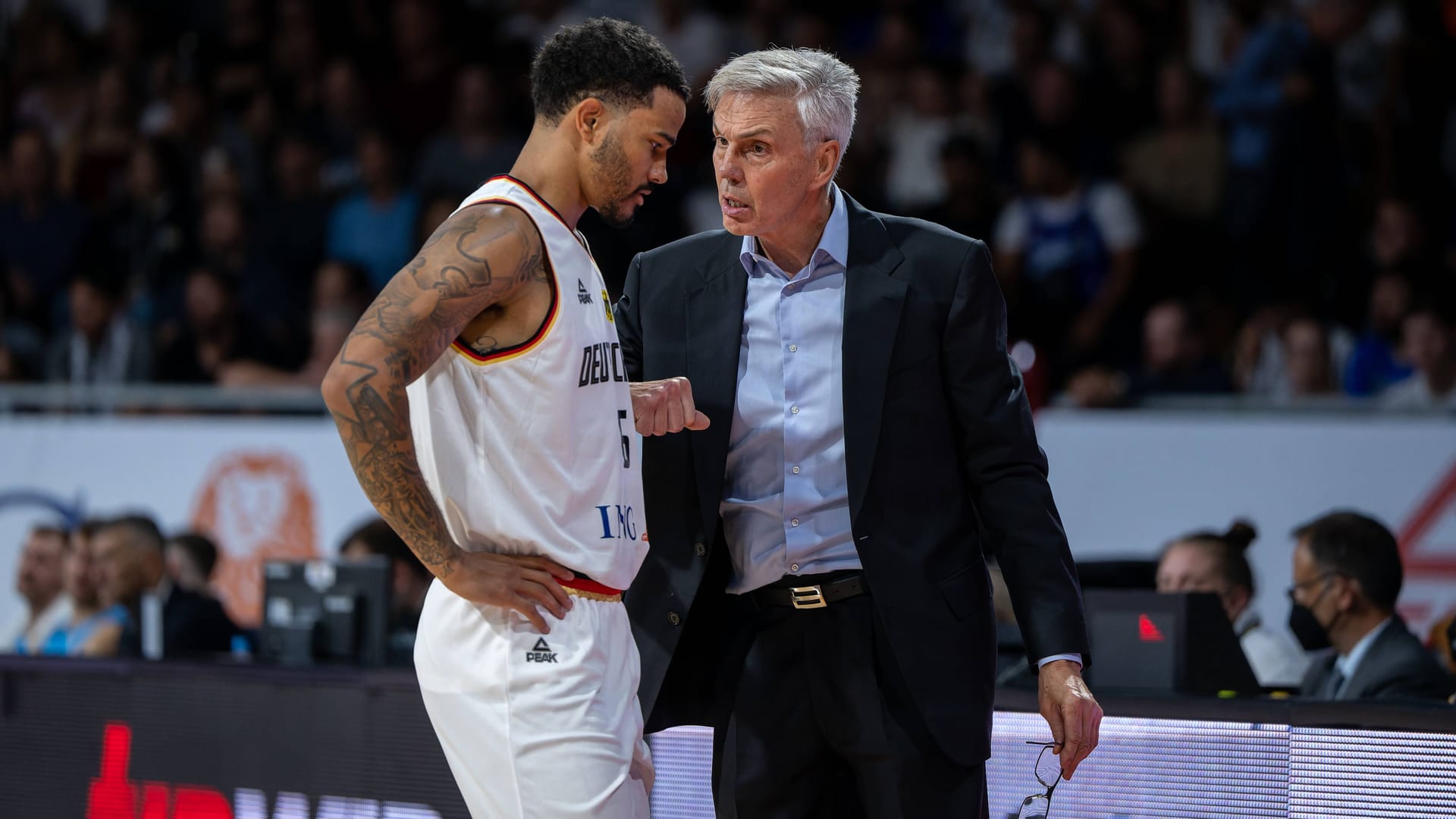 Gordon Herbert und Nick Weiler-Babb (l.): Der Basketball-Bundestrainer im Gespräch mit seinem "Neuzugang" aus den USA.