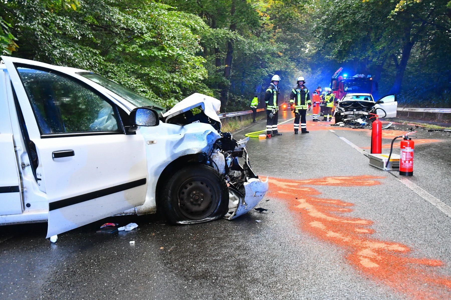 Die beiden Unfallwagen: Die B75 war für eine Stunde in beide Richtungen gesperrt.