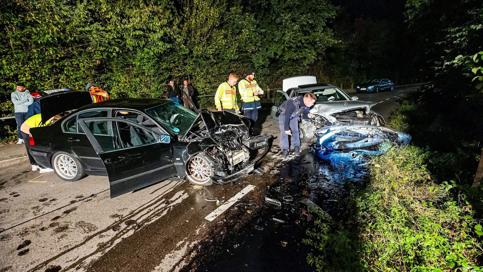 Nach einem Frontalzusammenstoß sind die beiden Fahrzeuge schrott: Auch vier Personen wurden bei dem Unfall verletzt.