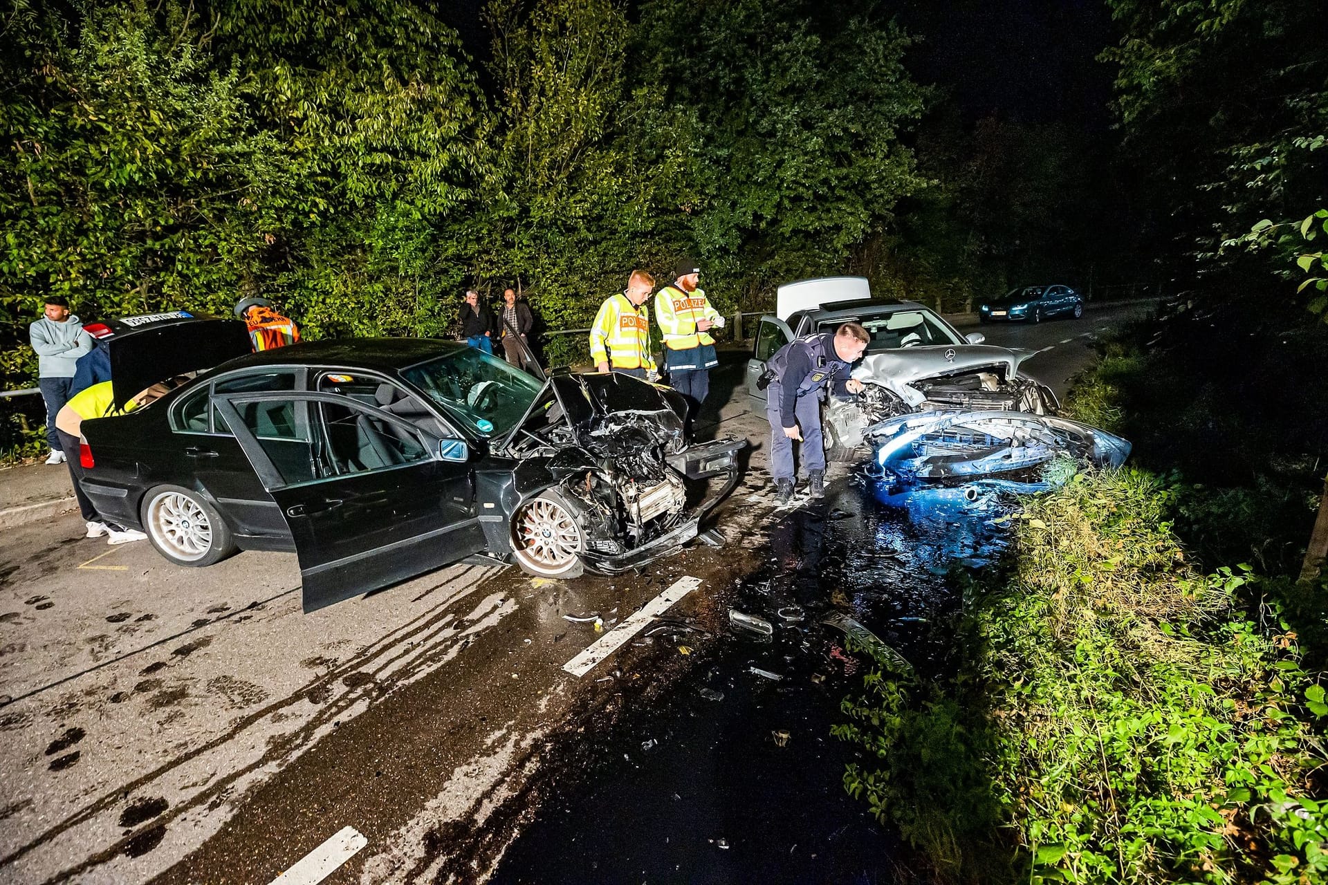 Nach einem Frontalzusammenstoß sind die beiden Fahrzeuge schrott: Auch vier Personen wurden bei dem Unfall verletzt.