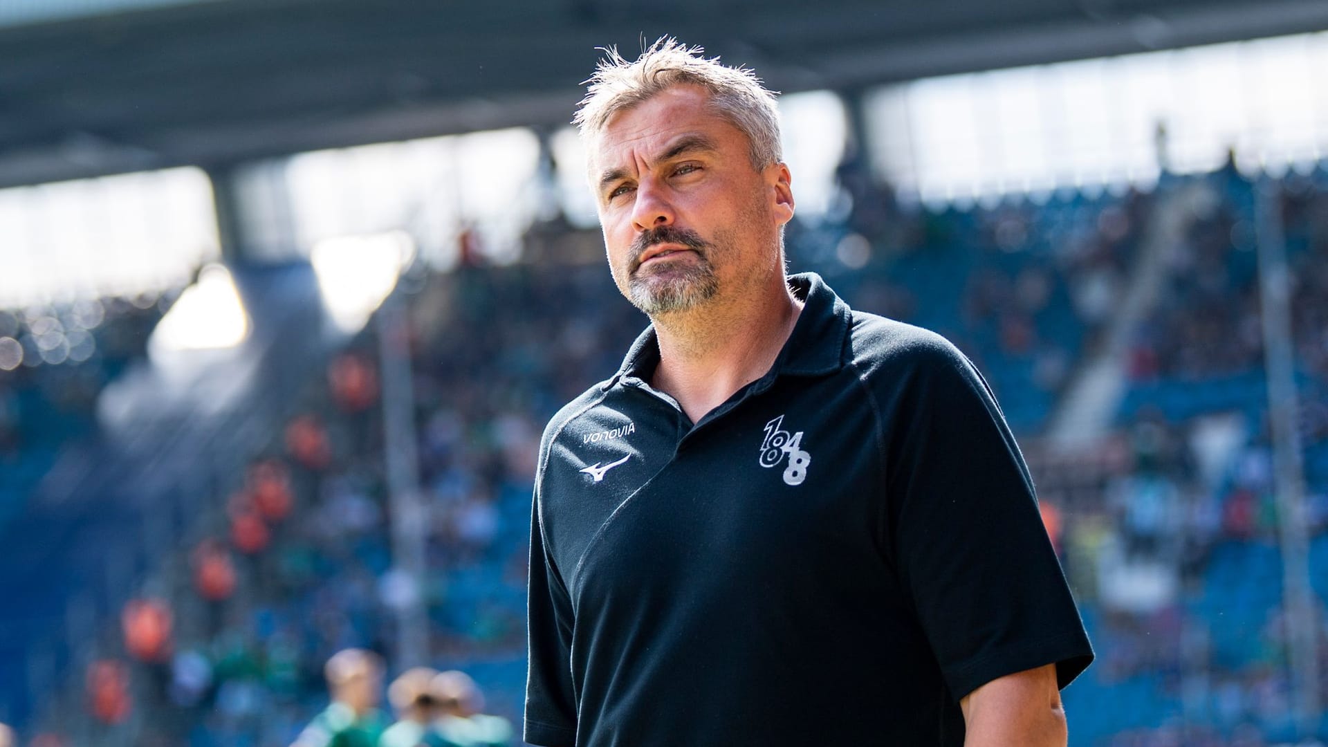 Thomas Reis steht im Stadion