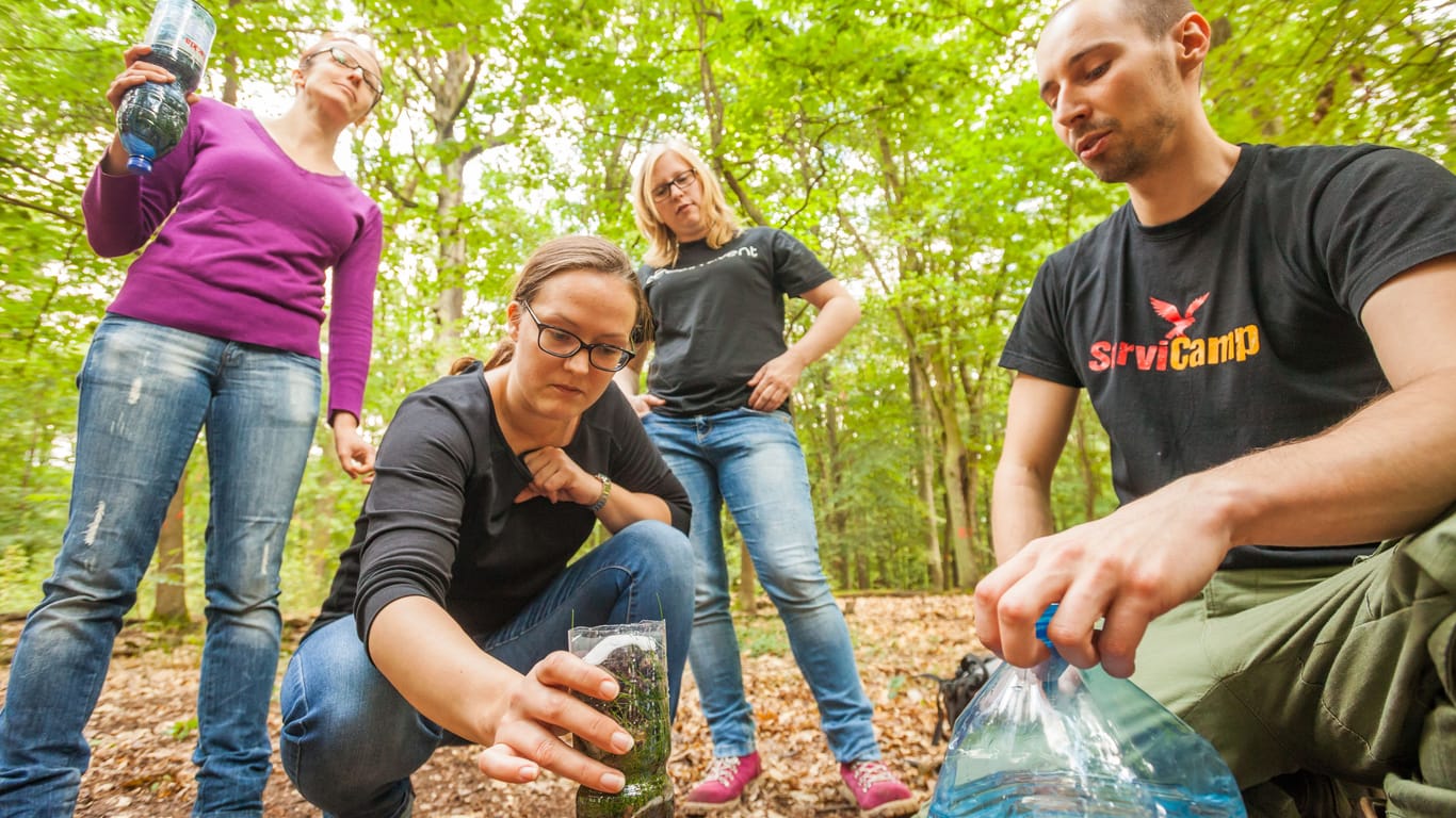 Wie baut man einen Wasserfilter? In der Natur lernen die Kursteilnehmer zu improvisieren.